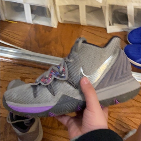 Kyrie 5s - Picture 2 of 3